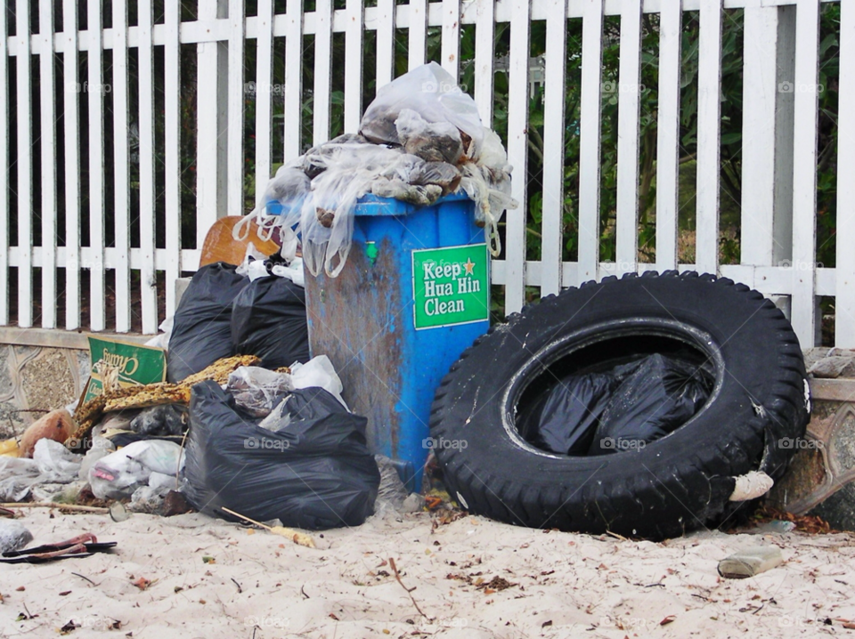 beach thailand clean trash by twilite