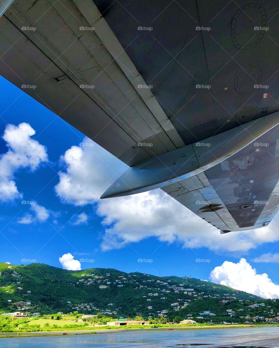 Underneath the wing of a Boeing 737 in St Thomas