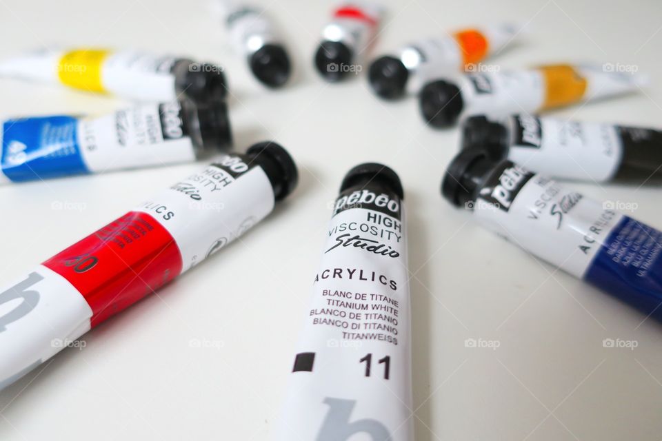 Acrylic supplies for artistic and creative people, perfect to make some beautiful paintings
