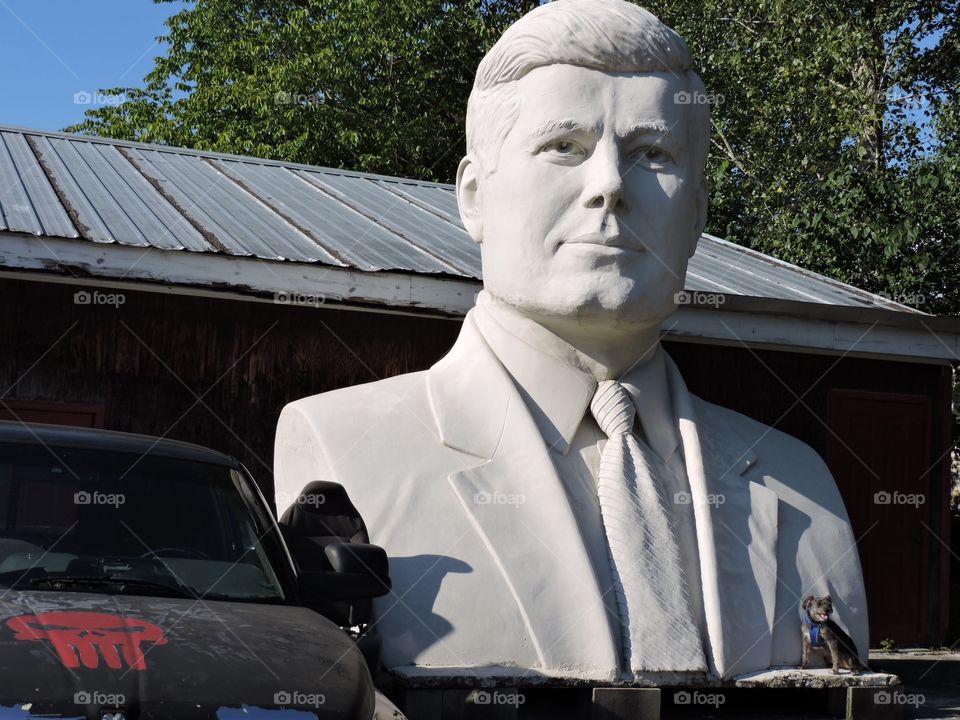 JFK. Statue