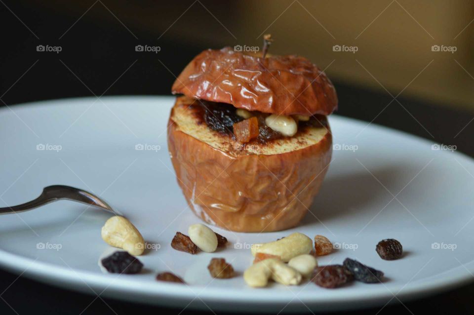 Baked apple with cashews and raisins