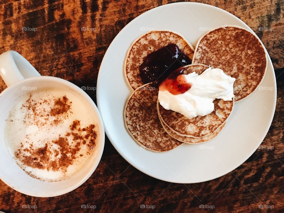 Pancakes with cream and hot drink