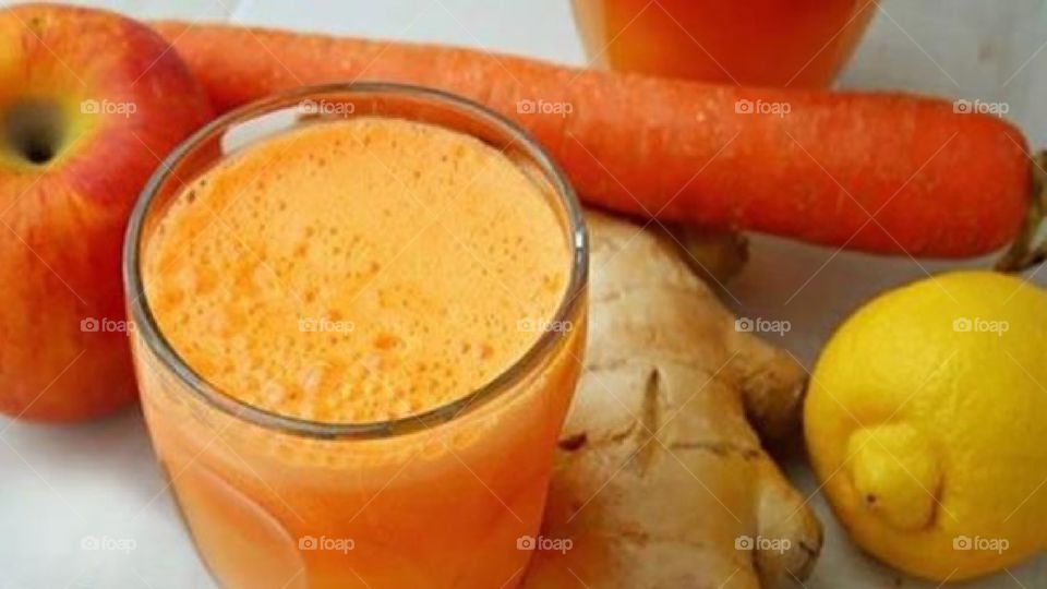 An apple and carrot smoothie with ginger and lemon. 