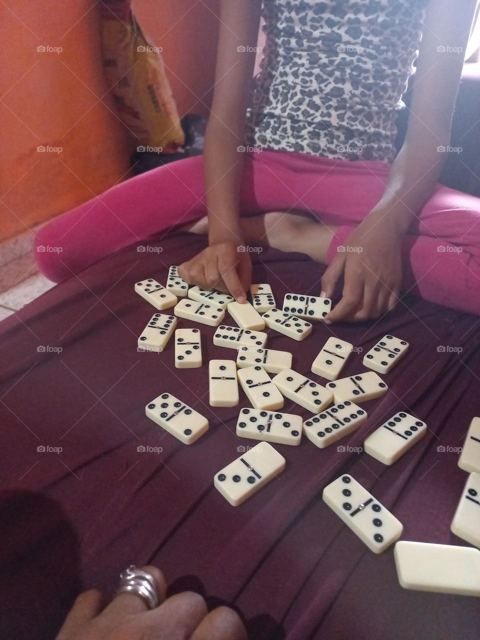 Retângulos. Os retângulos são figuras geométricas planas, que possuem quatro lados, firmados por segmentos de reta e quatro ângulos retos.