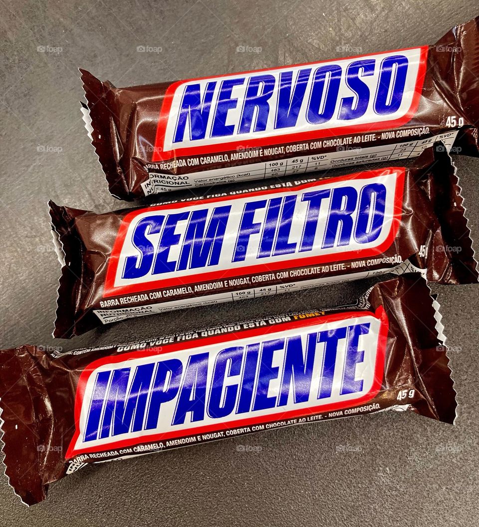 Chocolates deliciosos! Mas não sejamos como os dizeres da embalagem: sigamos em frente com otimismo. 