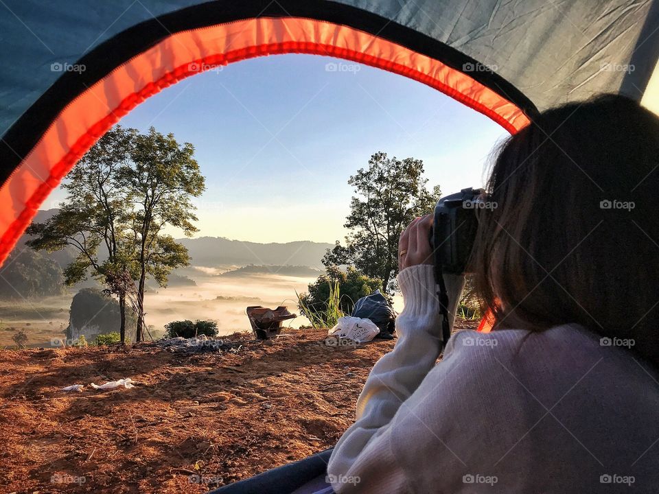 Women travel taking a photo 