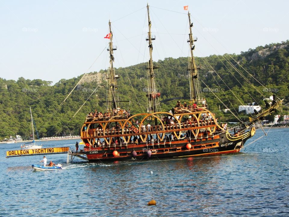 Прогулочная яхта