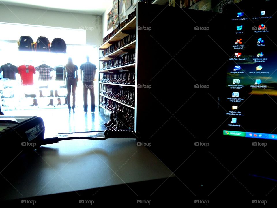 Loja, vitrine, prateleiras, computador, botas manequins...