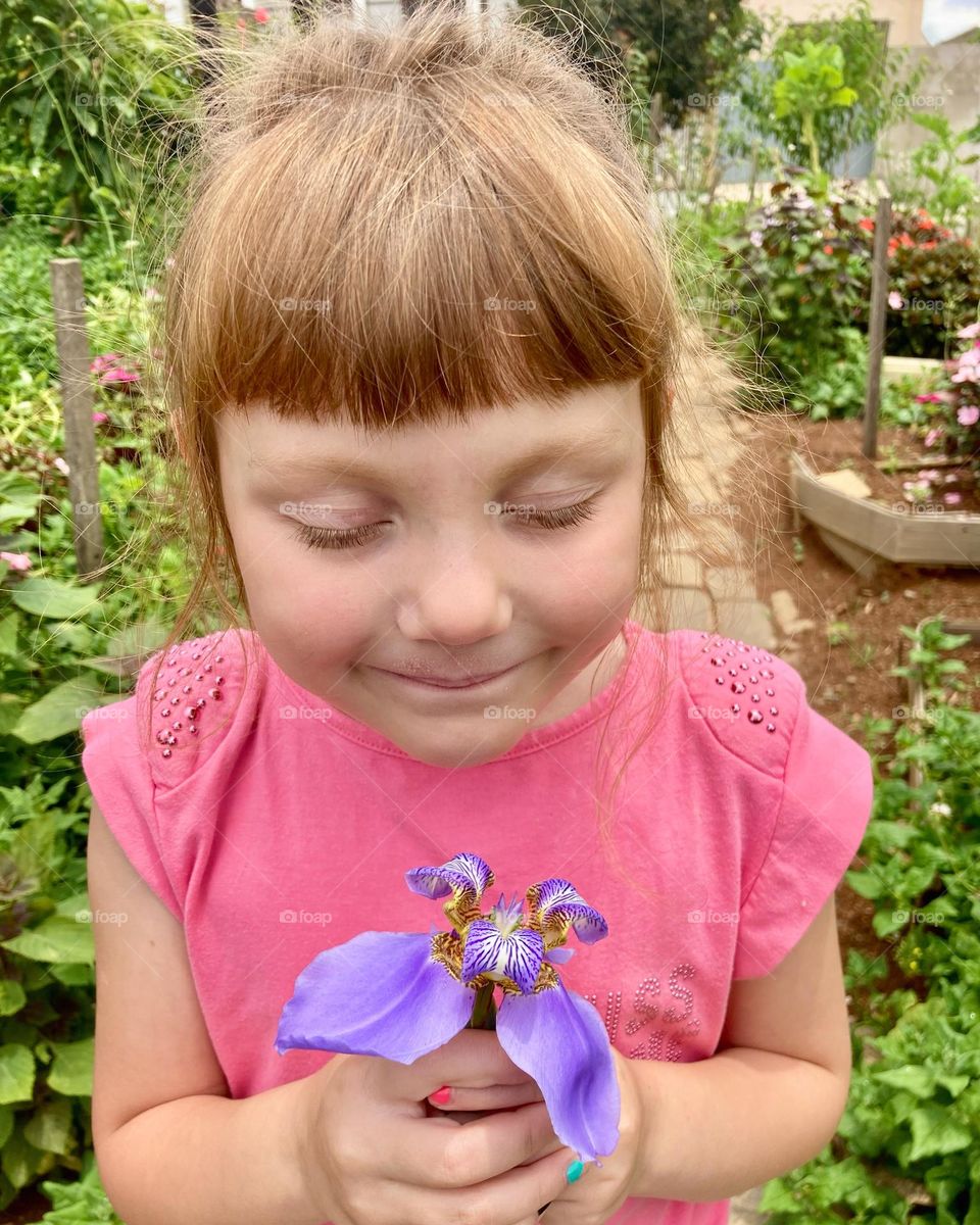 🇺🇸 Sweet moment of the day: my daughter Estela and her flowers! / 🇧🇷 Momento doçura do dia: minha filha Estela e suas flores!