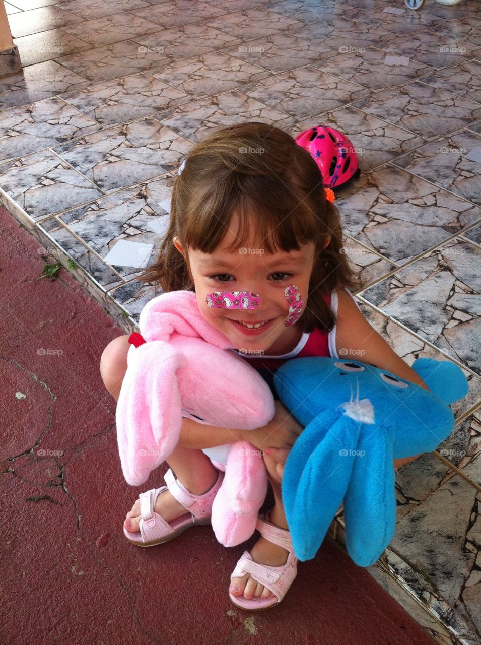 Brincando com os bichinhos de pelúcia: o coelho azul é o Sansão, a coelha rosa é a Dalila. A dona deles? Marina!