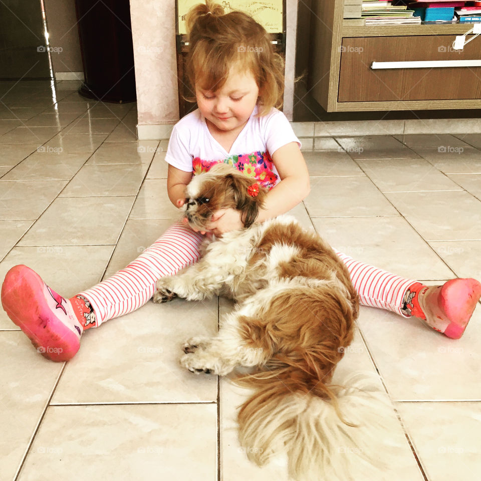 Como é bom brincar com a cachorrinha! Estela e Pepita em completa sintonia de amor...
❤️🐶
#PaiDeMeninas #Amor #Carinho #Pet #Dog #Baby #Família 