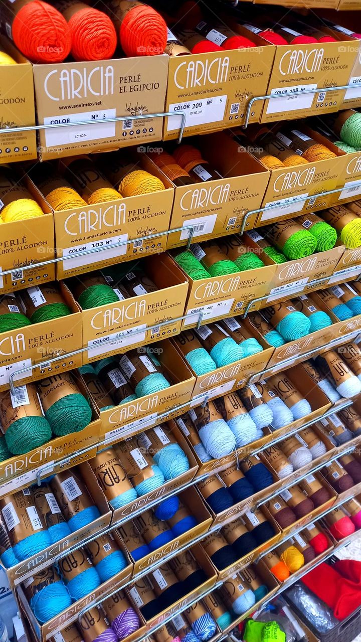Hilos de algodón colores vivos