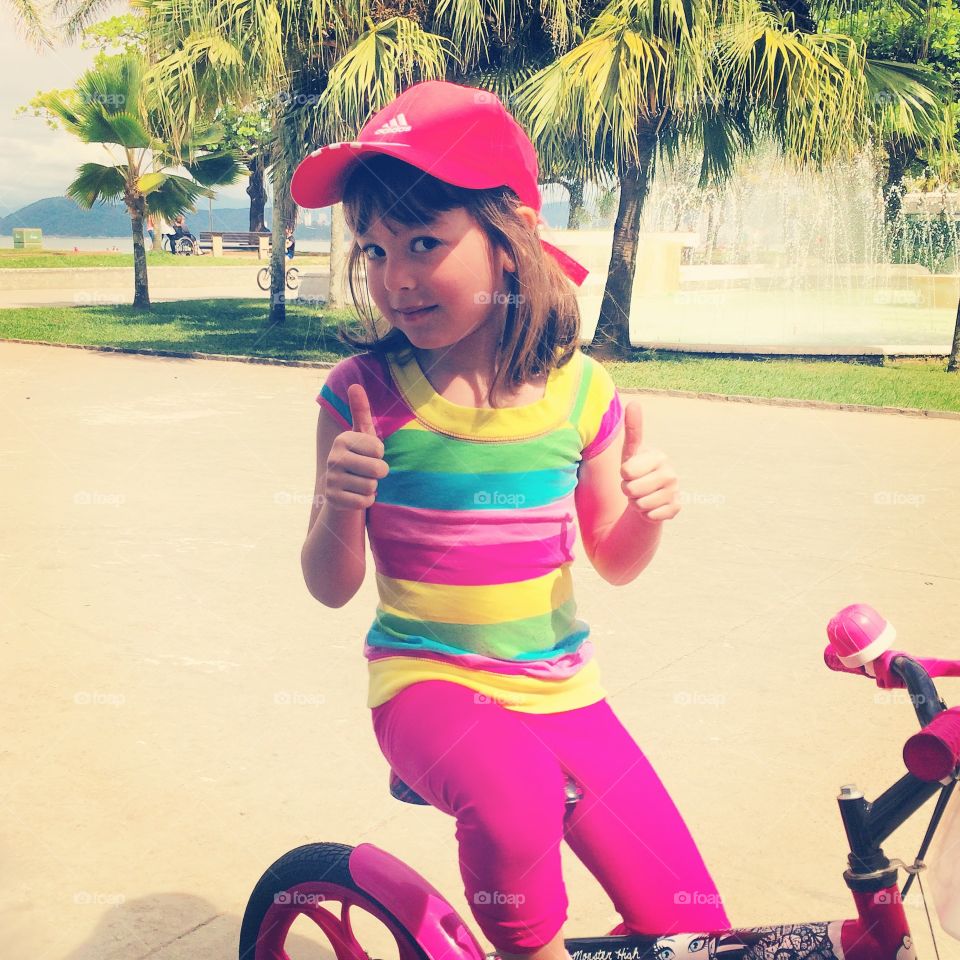 Minha filha Marina e sua bicicleta! Quando uma criança gosta de brincar, gosta pra valer!!!