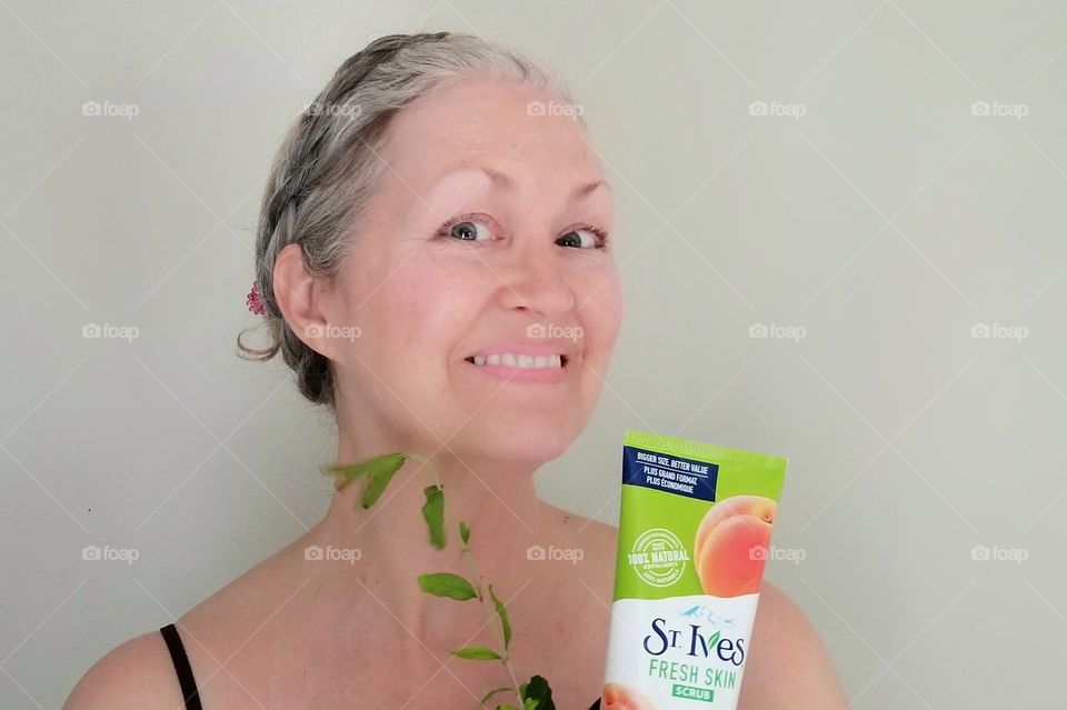 Me hold St Ives Face Scrub