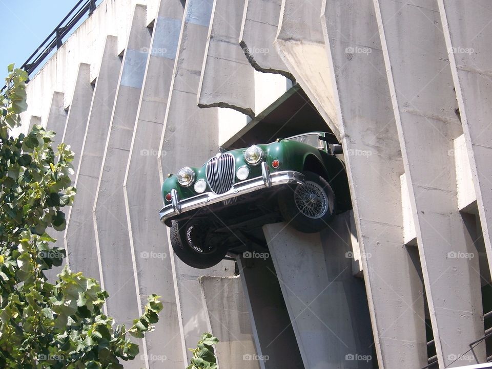 voiture dans le mur