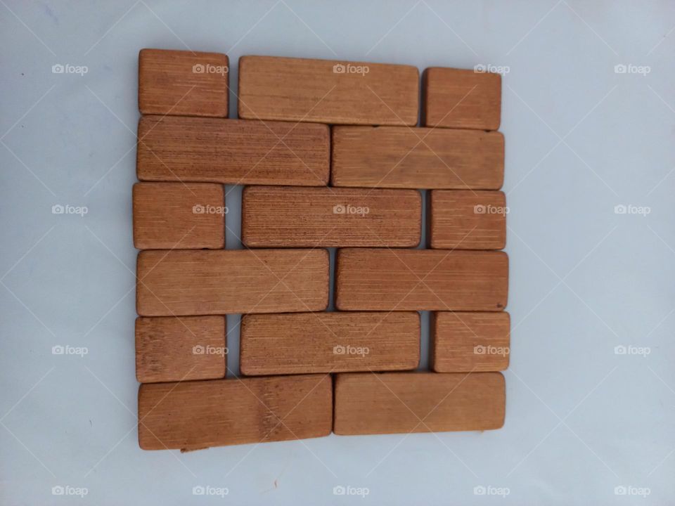 Descanso para prato retangular.  O retângulo é um quadrilátero, que tem como característica  ter todos os seus ângulos retos, mas diferentemente do quadrado, ele não  precisa ter todos os lados com medidas iguais