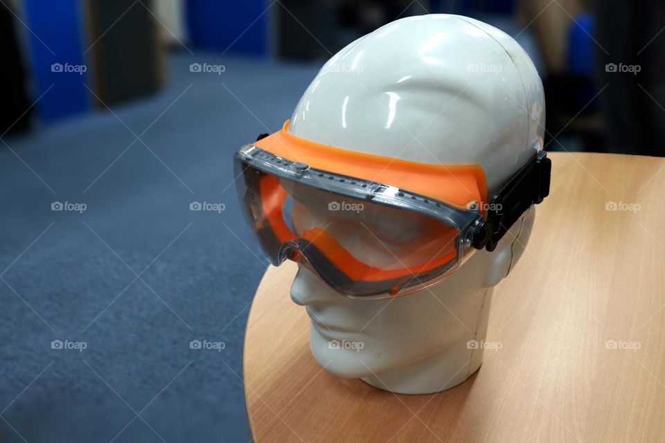 Goggles to protect the eyes when working in the workshop, the chemical laboratory protects the eyes from harmful chemical splashes