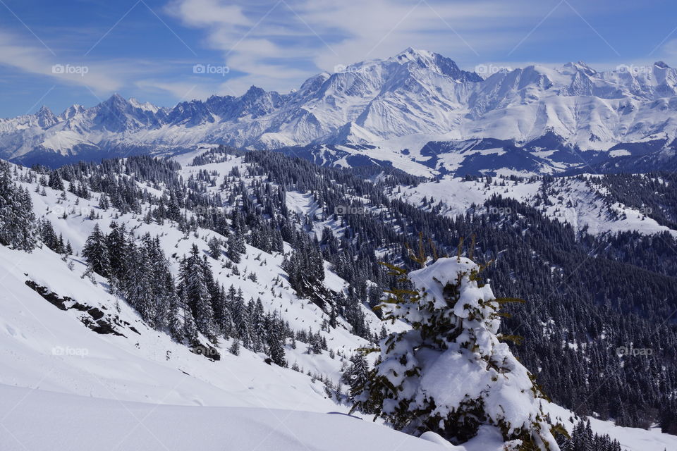 Massif du Mont-Blanc en hiver vu depuis la station de Megève (France)