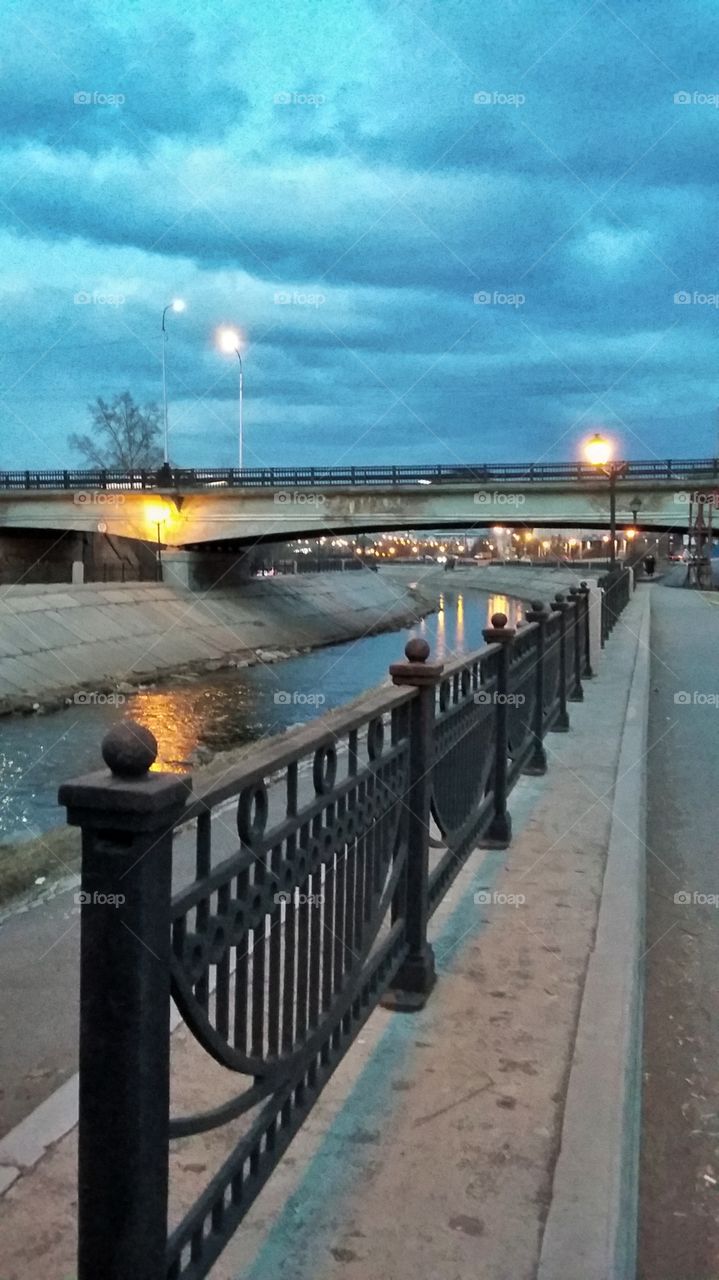 вечерняя городская набережная