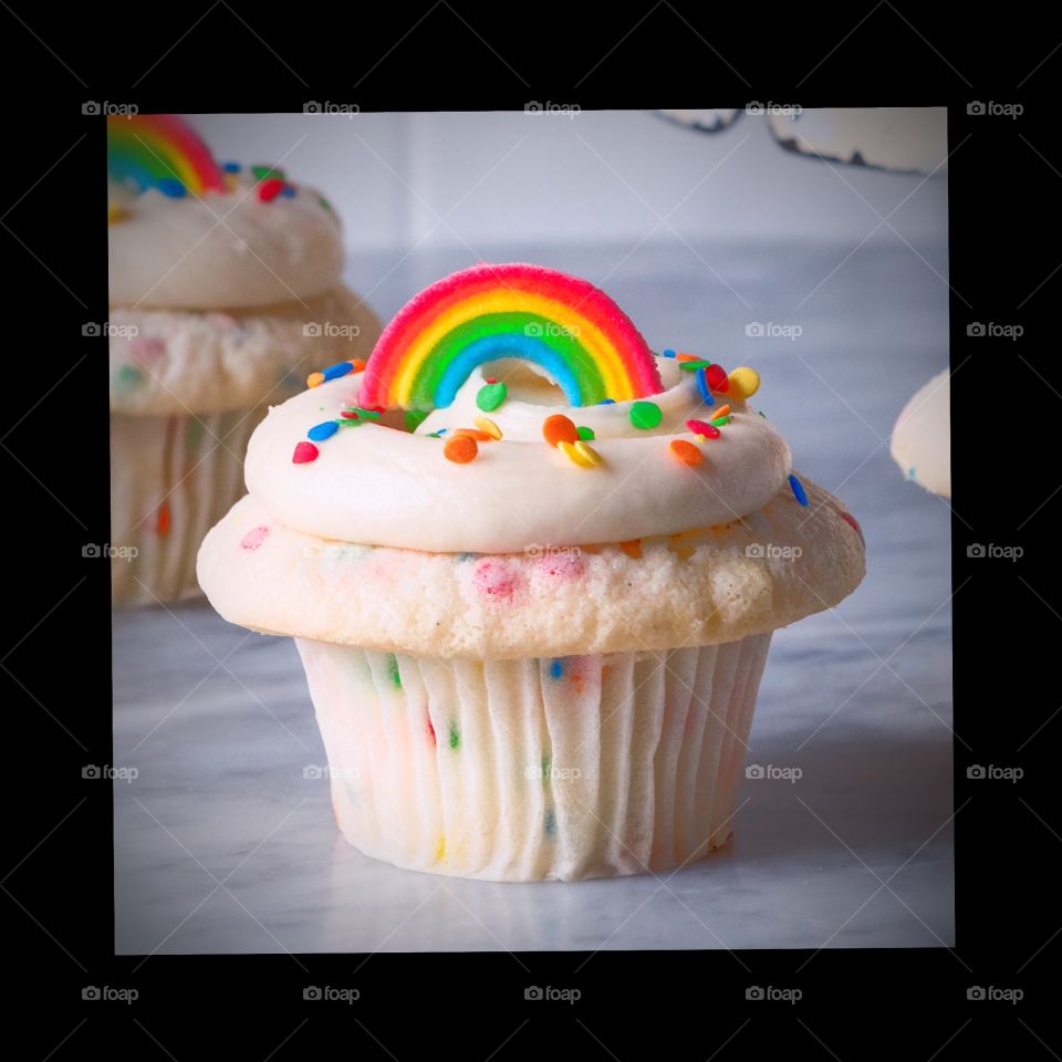 Delicious Rainbow cupcakes 