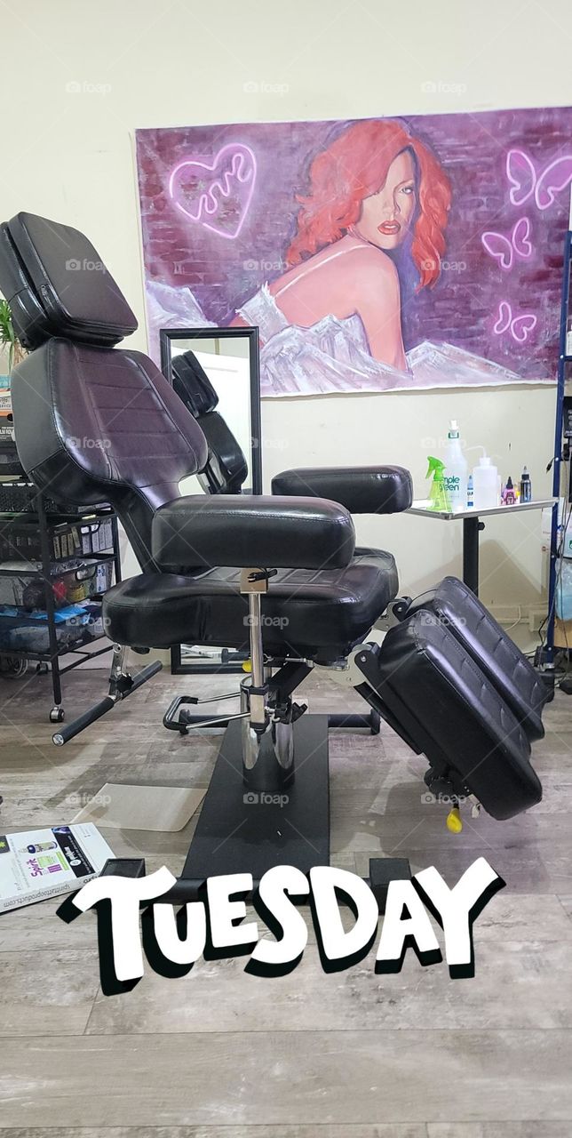 Black chair at tattoo artist studio in Pittsburgh