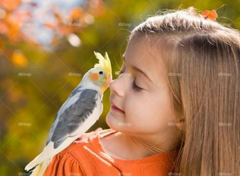 criança e pássaro