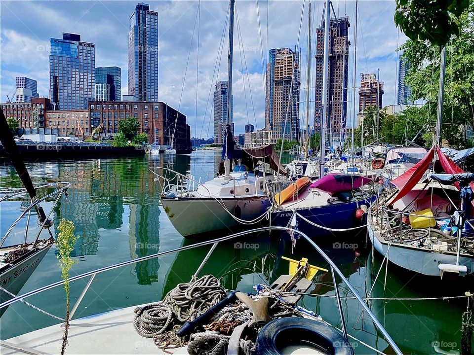 This is beautiful „Newtown Creek“ in LIC, Queens with a great variety of boats tied to the shore that give this area an almost romantic feel. On a clear day you can see „Manhattan“ from here. 2023. Hypnotic Productions