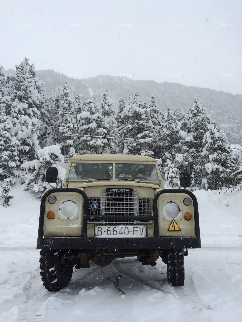 Land Rover. Snow day. 