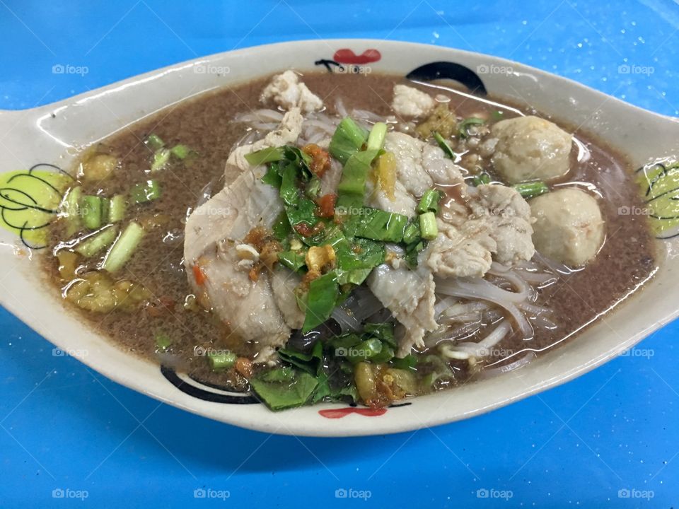 Thai flat noodles in thick sauce with pork 