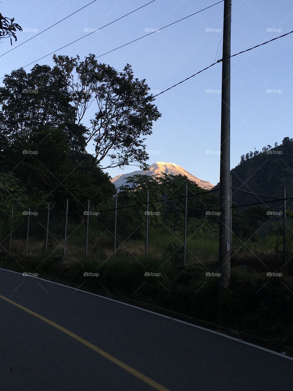 Nevado del Tolima, iluminando el paisaje.