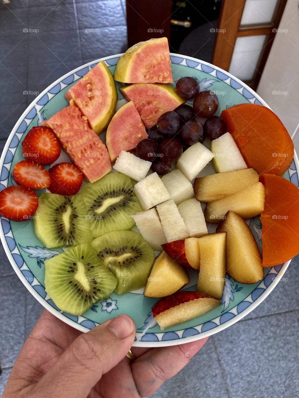 🇺🇸 Delicious fruits typical of Brazilian cuisine: guava, strawberry, kiwi, grape, persimmon, apple and plum. Enjoy your food! / 🇧🇷 Frutas deliciosas tipicamente da culinária do Brasil: goiaba, morango, kiwi, uva, caqui, maçã e ameixa. Bom apetite!