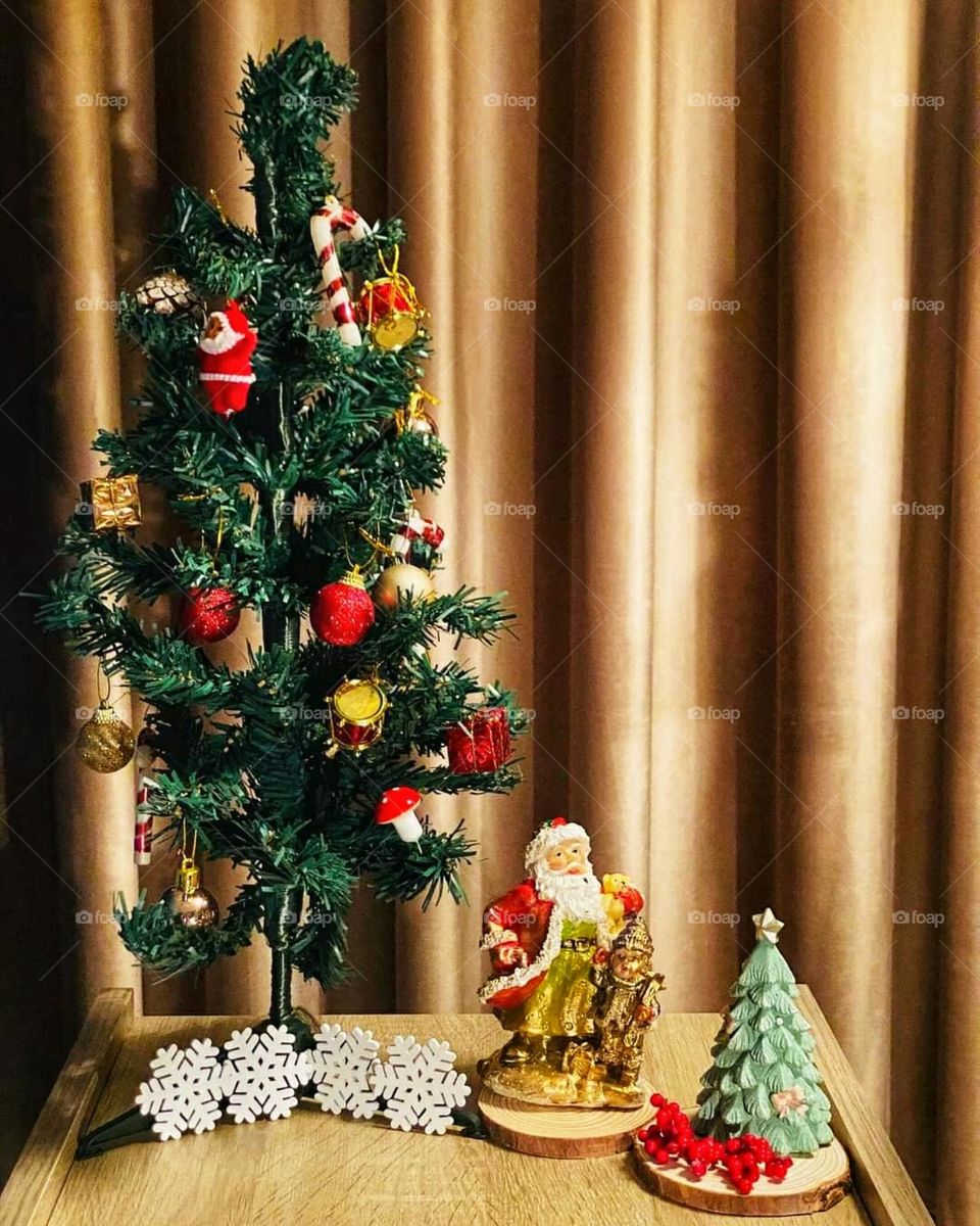 Santa Claus & Christmas & Christmas tree