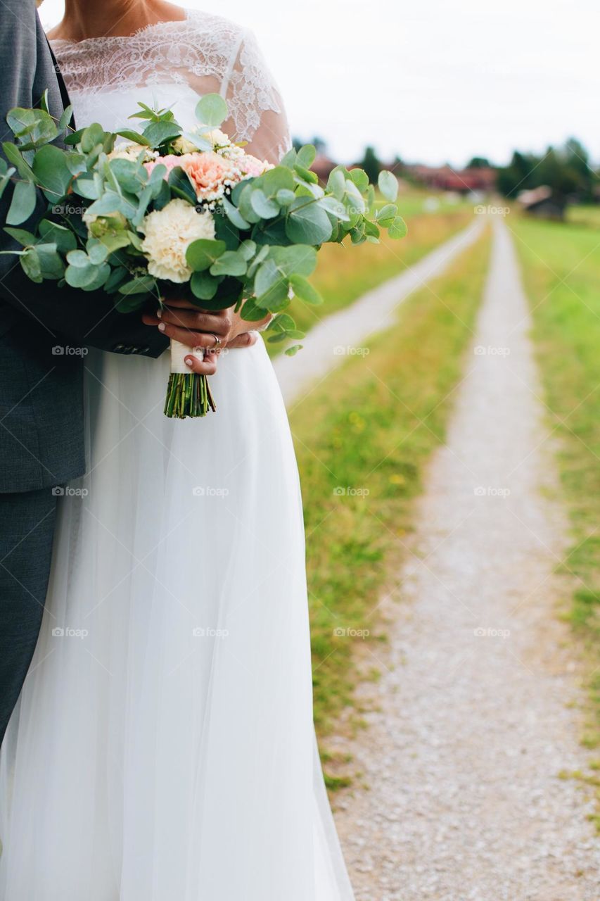 Getting married in the summer and walking ahead together in love 