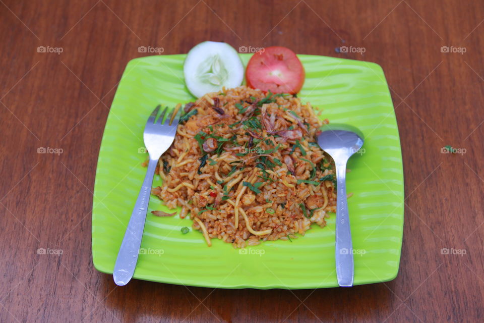 fried rice is a delicious meal eaten at family gatherings or dinner, fried rice many who love it from all circles