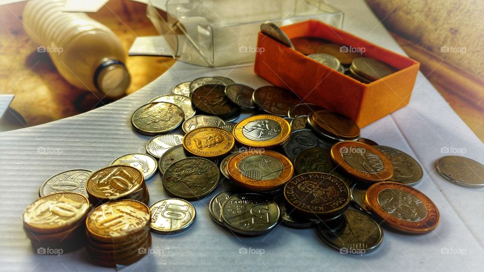 Valiosas moedas antigas e novas sem valores.