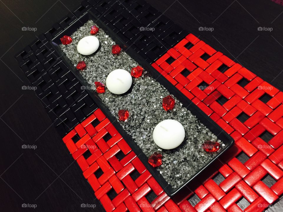 Yin Yang. This calming setting has been put together to equalise energies and create harmony when placed upon a table. 