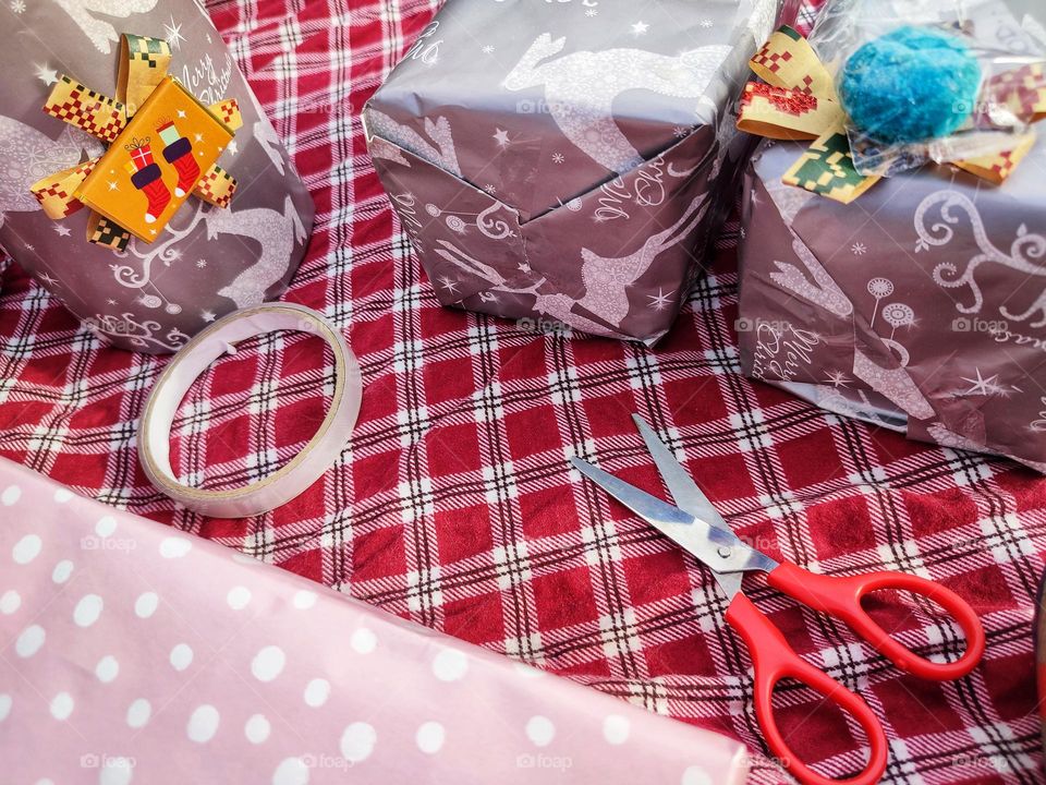 Gifts - wrapping presents