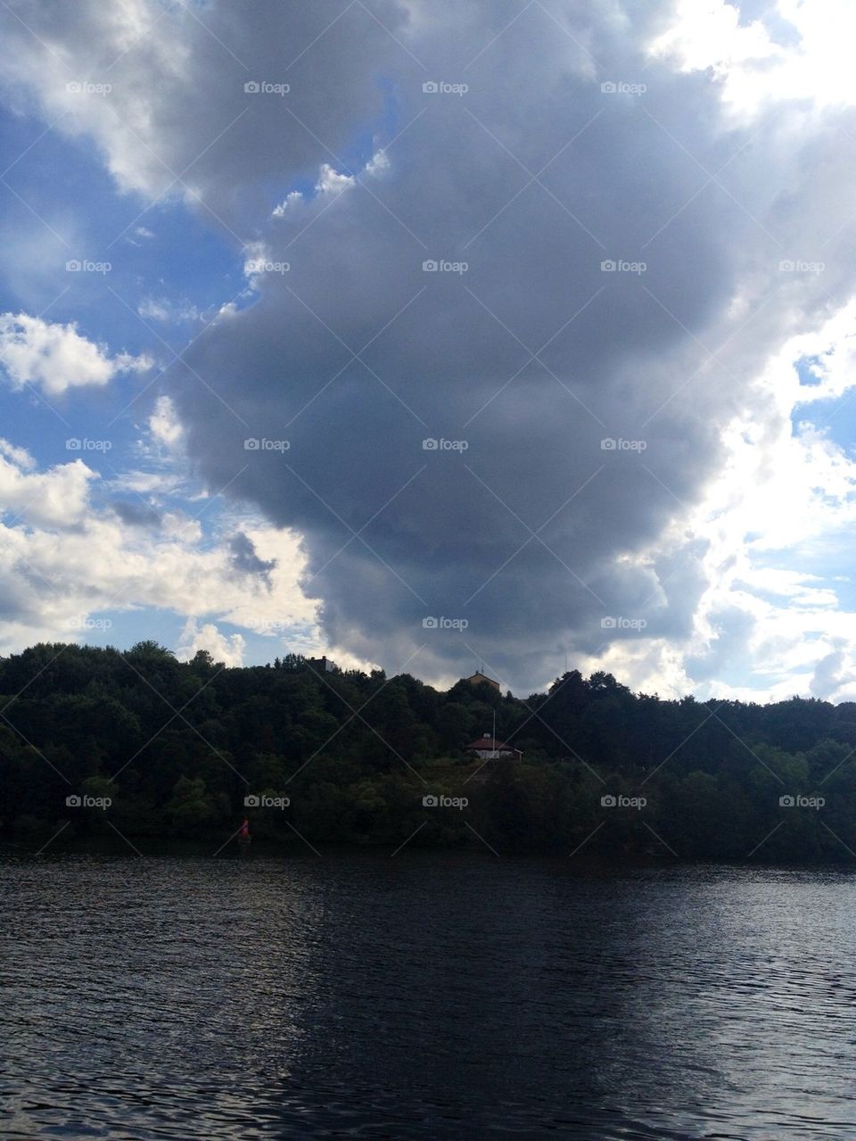 Dark clouds över the lake,