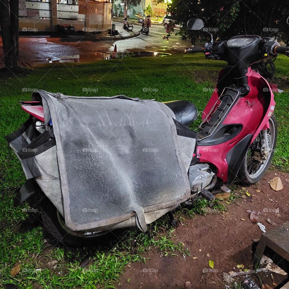 a motorcycle fitted with a tool for carrying goods on the back