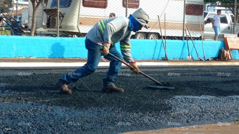 Homem, trabalho... na cidade.