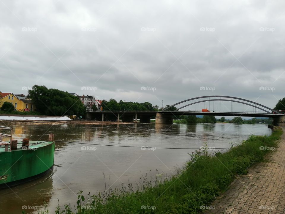 Die Brücke mit dem Fluss