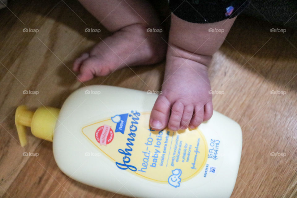 Little toes with Johnson’s lotion.