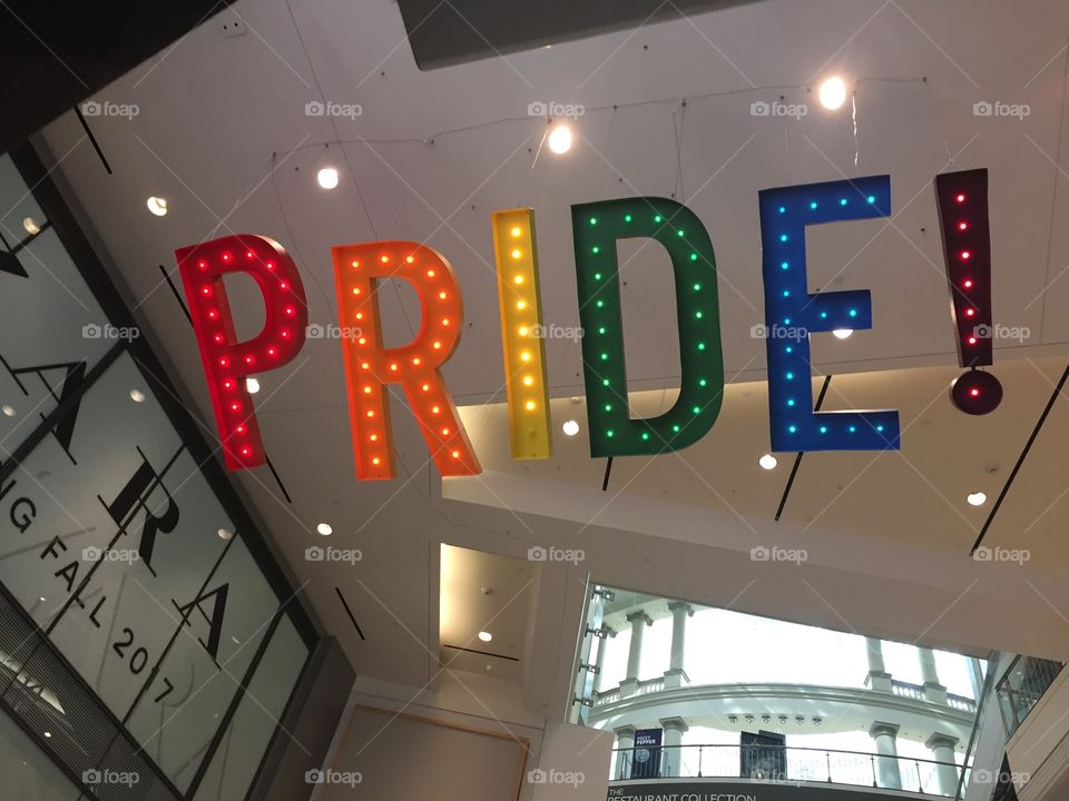 Foto que retrata uma homenagem ao dia do orgulho gay, tirada em um shopping de San Francisco.