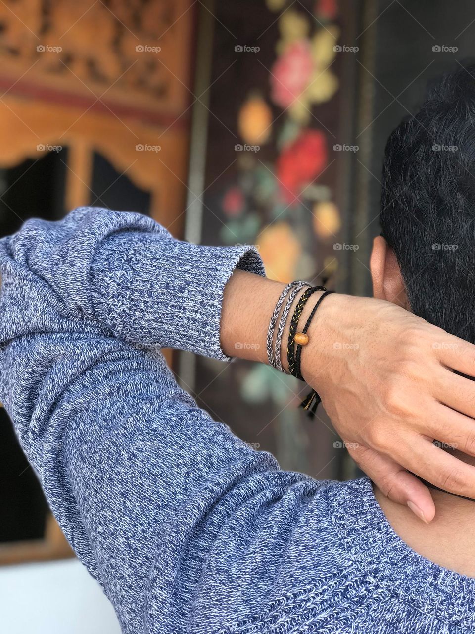 The bracelet that I use is made of sewing thread that I made myself, with a combination of black, gray and yellow thread colors