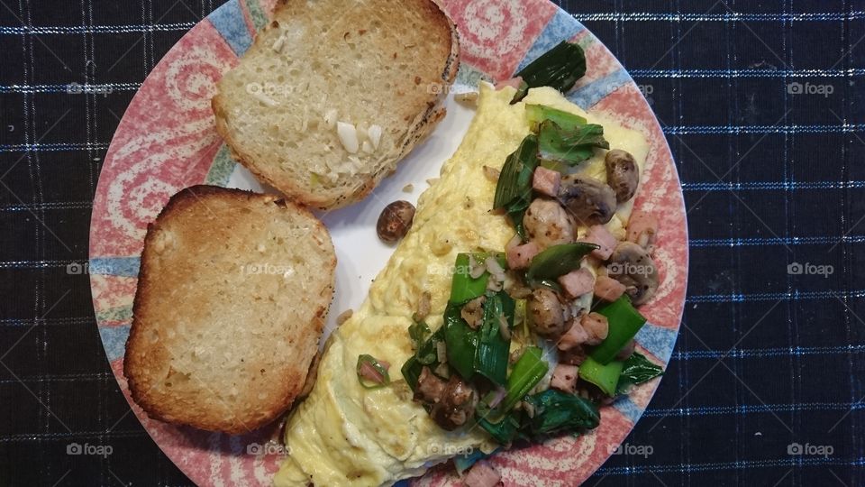 mushroom, leak and spinach omelet for breakfast with a side of garlic bread