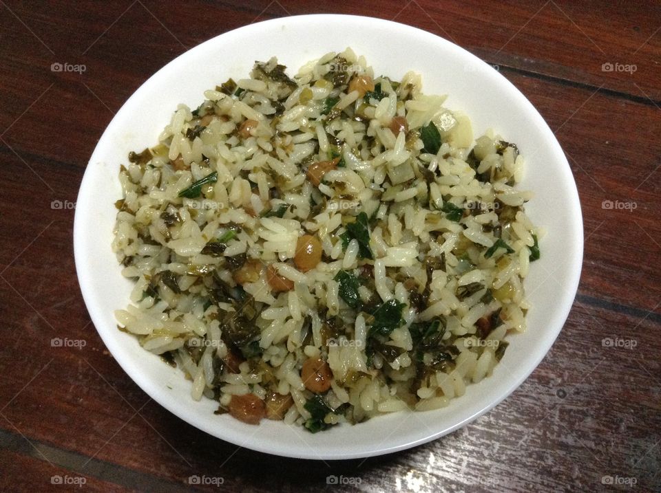 Rice with spinach and raisins.