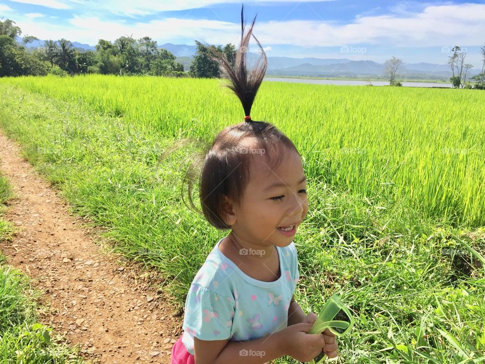 This kid enjoying her life in the field 