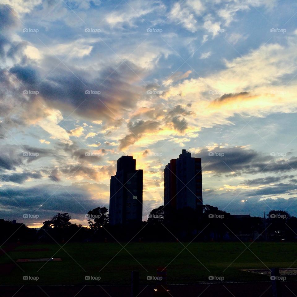 Na imagem, um amanhecer muito bonito na Pista de Atletismo do Bolão, em Jundiaí-SP, de dias atrás. As nuvens e o colorido do céu dão um charme à alvorada da Terra da Uva.
Como não ter inspiração?