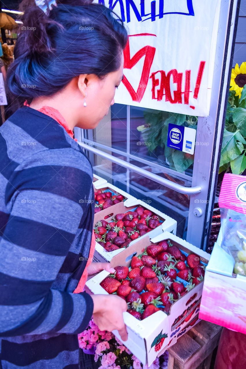 Buying strawberries 