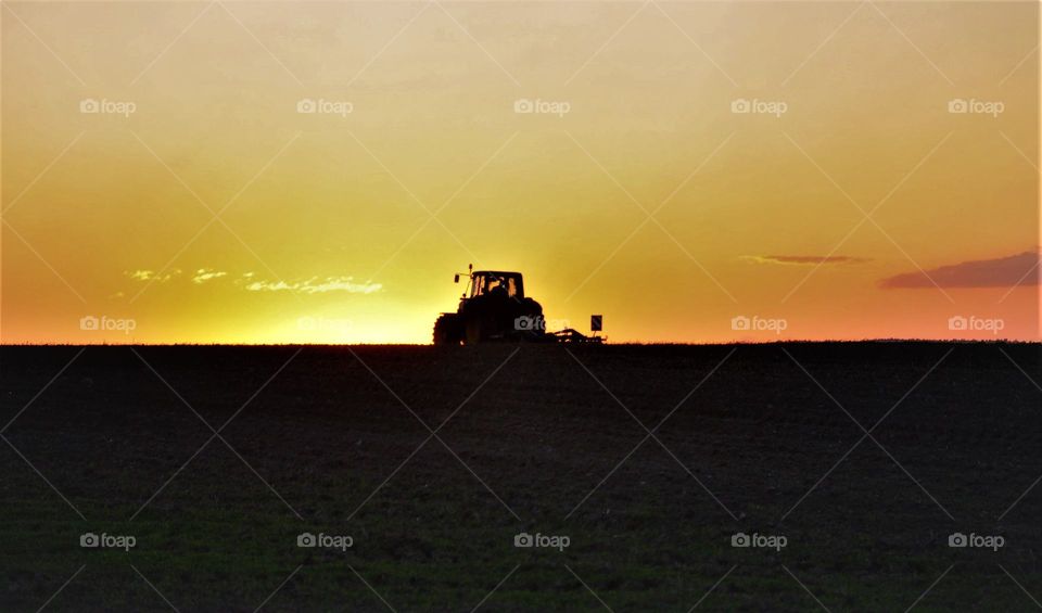 Traktor im Sonnenuntergang